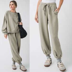 NWT Social Threads x Risen Jeans Risen Joggers in Sage- Size Medium